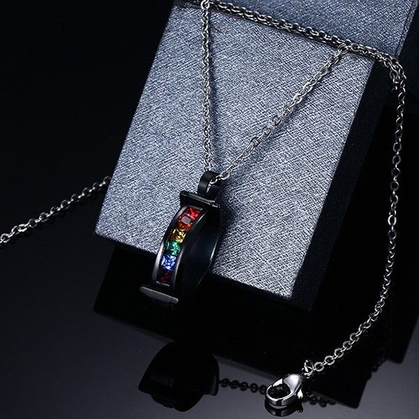 Charmant Collier Pour Hommes Et Femmes En Acier Titane Plaqué Or Noir Et Zircon Cubique