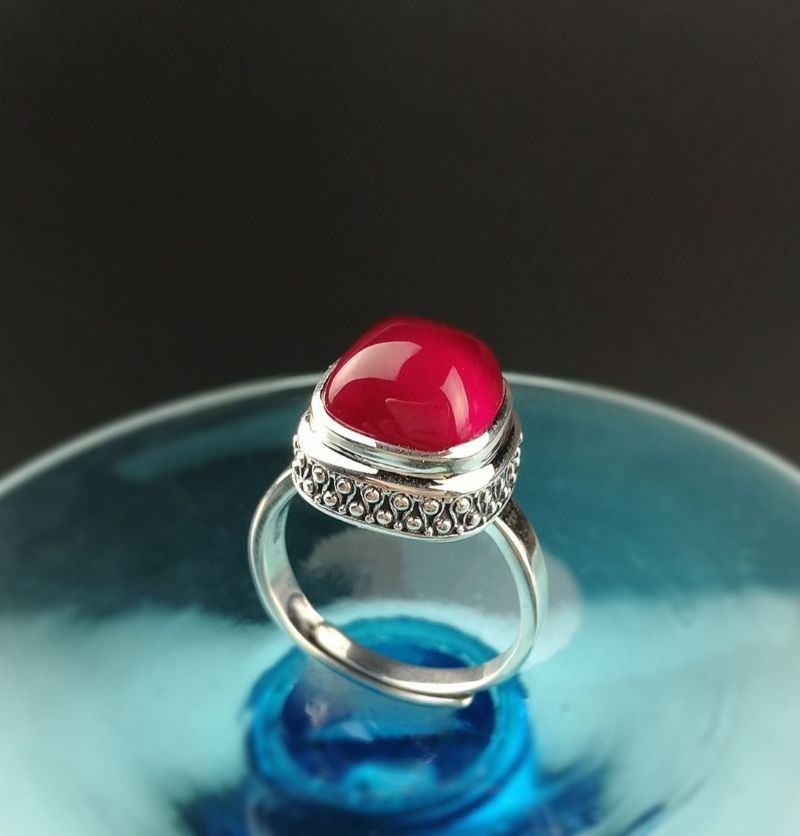 Bague De Dame En Argent Sterling Avec Corindon Rouge Avec Motif Original En Argent Sterling