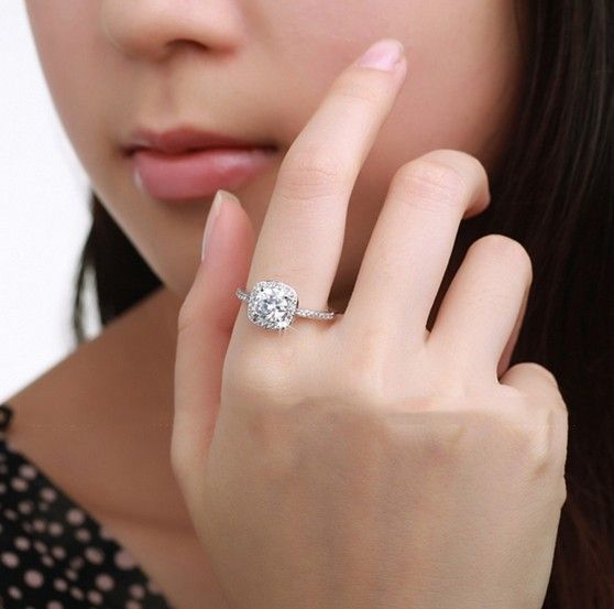 Bague Pour Femme Plantée En Or Blanc Et Zircone Cubique Aaa Scintillante Et Noble Micro-insérée