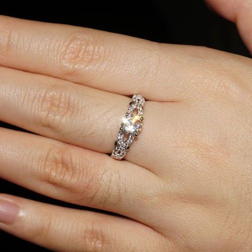 Bague Pour Femmes De Style Tissé En Argent Sterling 925 Plaqué Platine 0.8 Ct Avec Zircone Cubique