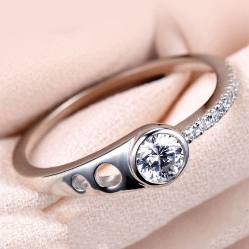 Bague De Fiançailles En Argent Sterling 925 Avec Incrustation De Simulation CZ De Conception Exclusive