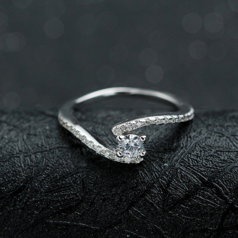 Bague De Fiançailles CZ Brillant Incrusté En Argent Sterling 925 Avec Design Unique