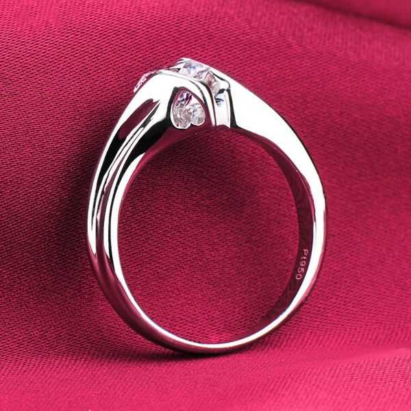 Bague De Fiançailles En Forme De Coeur Avec Diamant Émulation Ronde De Conception Unique