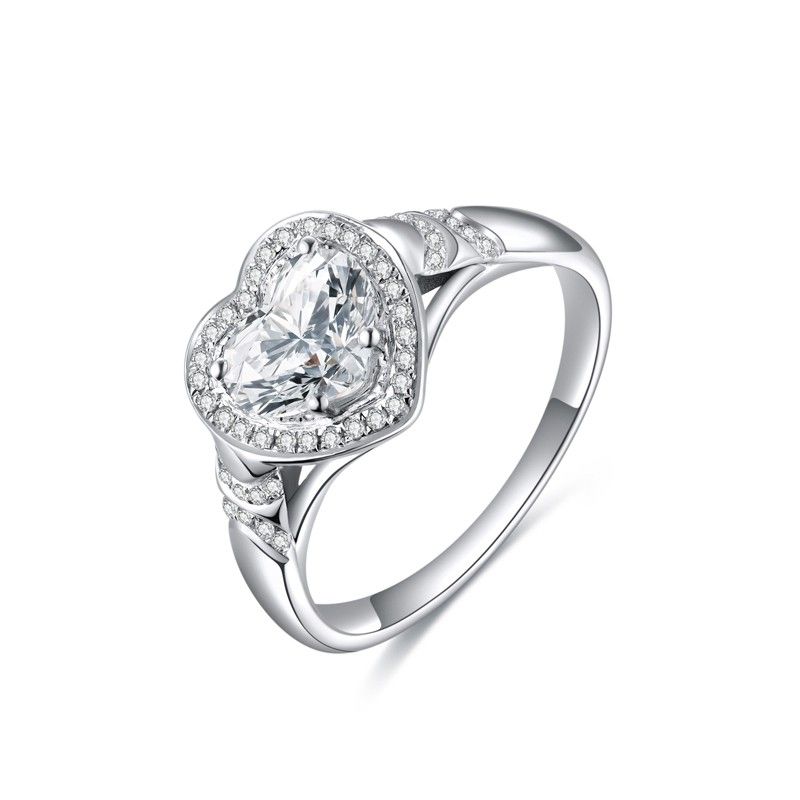 Bague De Fiançailles Incrustée De Groupe De Luxe En Or Blanc 18 Carats En Forme De Coeur Avec Diamants