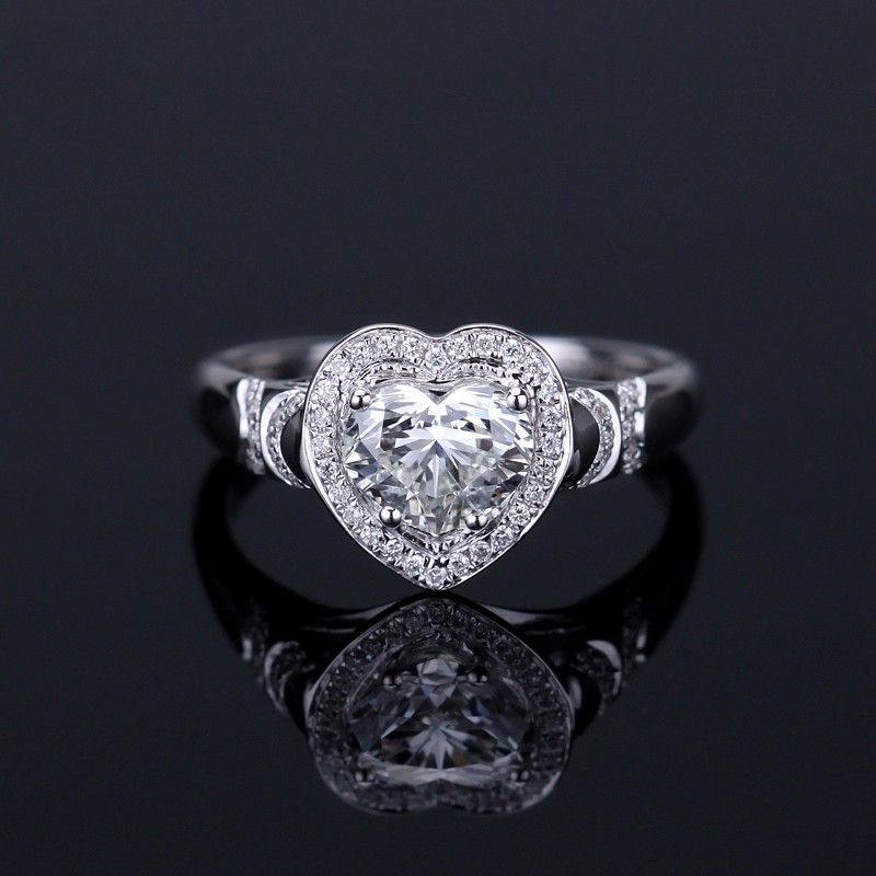 Bague De Fiançailles Incrustée De Groupe De Luxe En Or Blanc 18 Carats En Forme De Coeur Avec Diamants