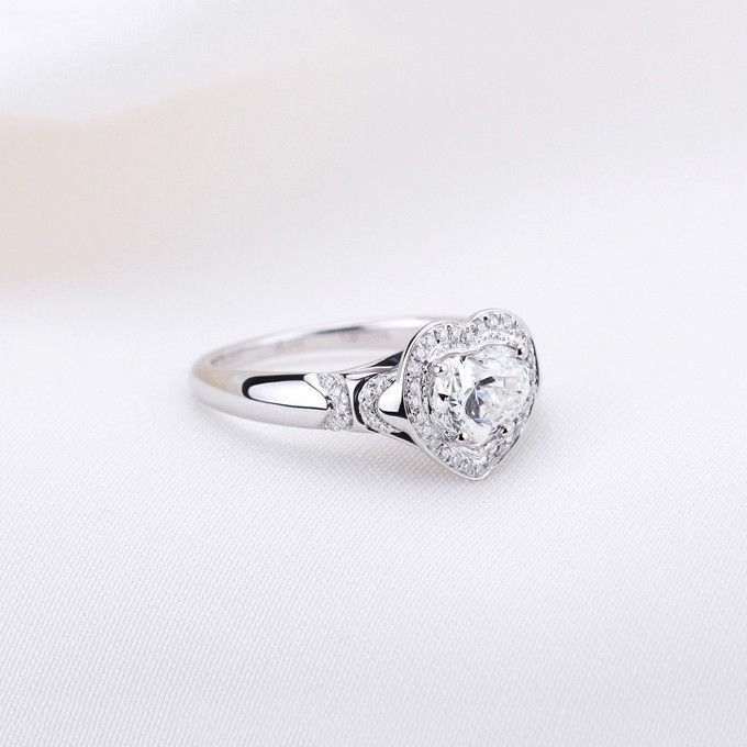 Bague De Fiançailles Incrustée De Groupe De Luxe En Or Blanc 18 Carats En Forme De Coeur Avec Diamants