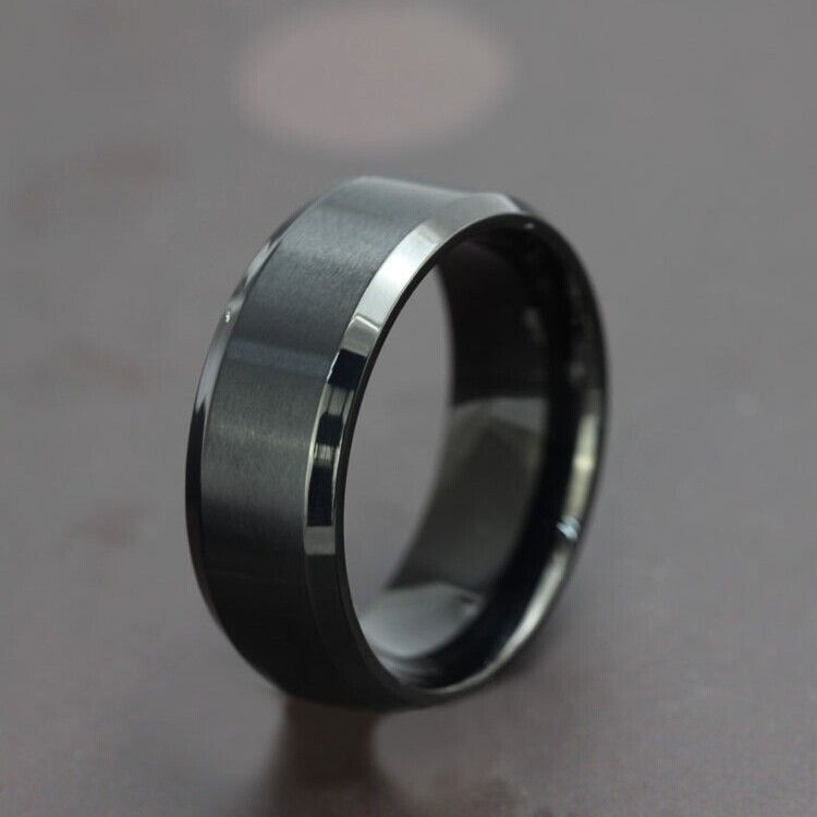 Bague Pour Homme En Acier Au Titane Noir De Conception Simple