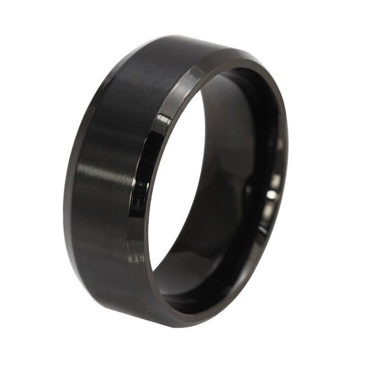 Bague Pour Homme En Acier Au Titane Noir De Conception Simple