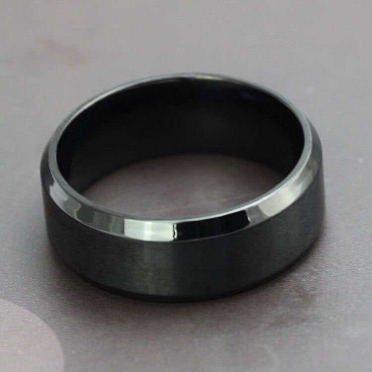 Bague Pour Homme En Acier Au Titane Noir De Conception Simple