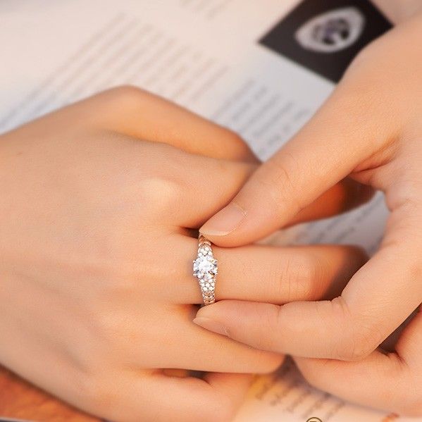 Boîte-cadeau Emballage Classique En Argent 925 Avec Zircone Cubique À Six Griffes Dans Une Bague De Fiançailles En Platine