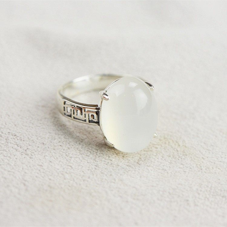 Classic Upscale Atmosphere S925 Bague En Calcédoine Blanche Incrustée D'argent