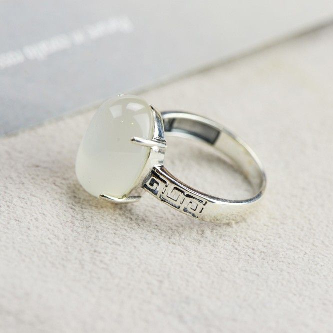 Classic Upscale Atmosphere S925 Bague En Calcédoine Blanche Incrustée D'argent