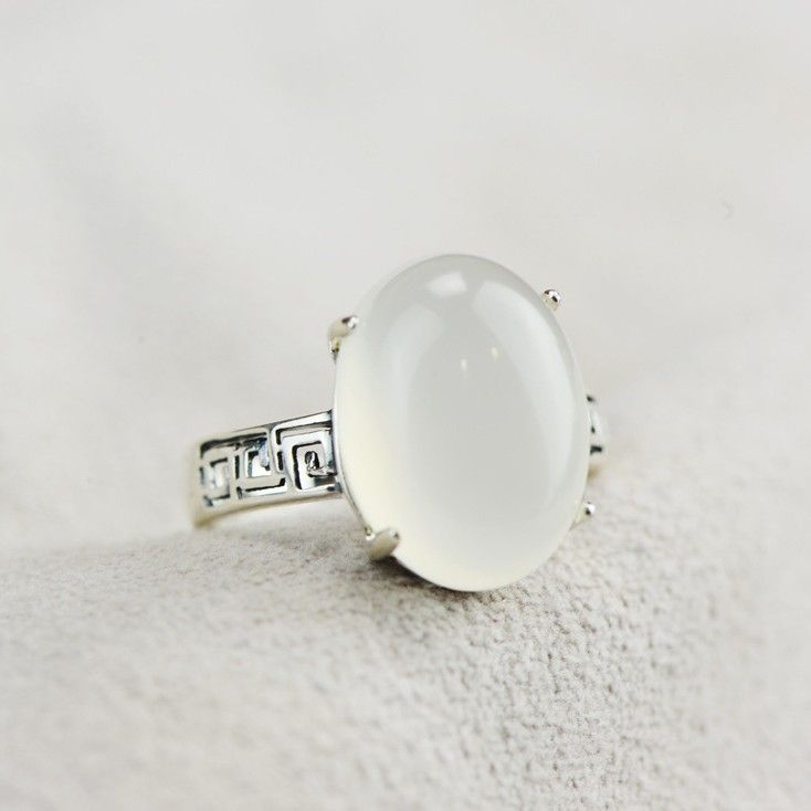 Classic Upscale Atmosphere S925 Bague En Calcédoine Blanche Incrustée D'argent