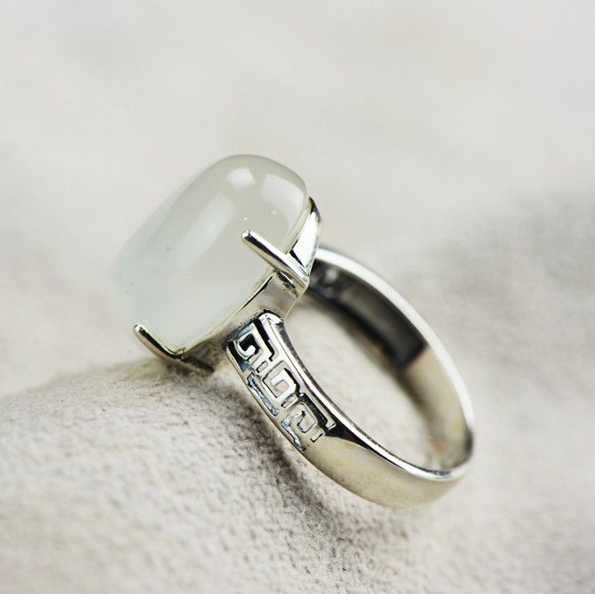 Classic Upscale Atmosphere S925 Bague En Calcédoine Blanche Incrustée D'argent