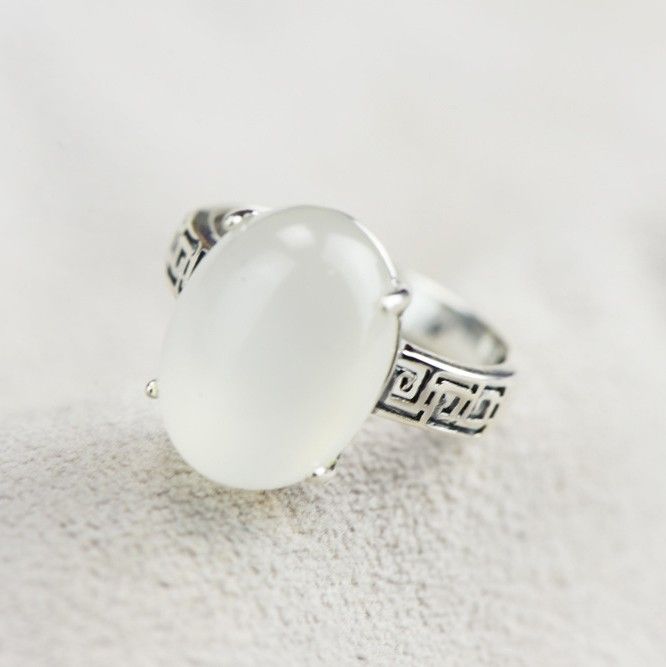 Classic Upscale Atmosphere S925 Bague En Calcédoine Blanche Incrustée D'argent