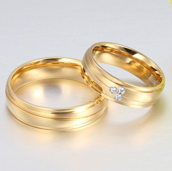 Les Nouveaux Anneaux De Couple En Or 18 Carats Plaqués En Acier Au Titane