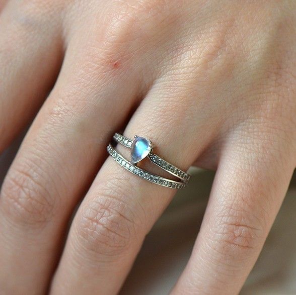 Simple Mignon Exquis 925 En Argent Sterling Incrusté De Pierre De Lune Princesse Couronne Bague