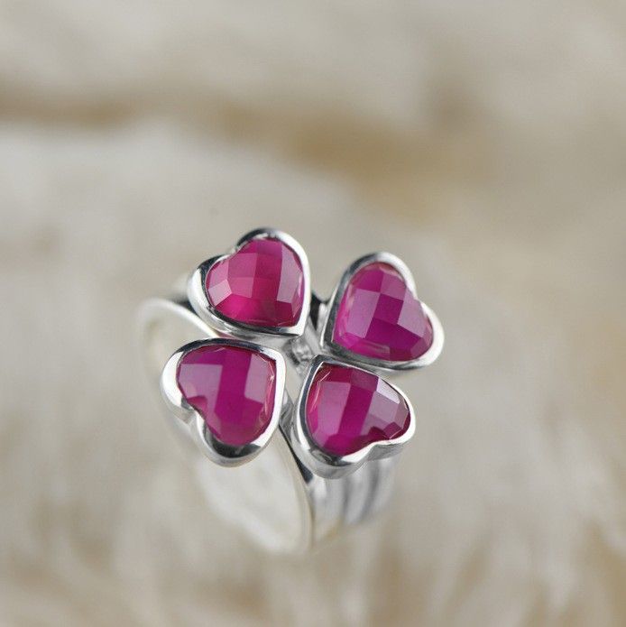 Temperament Lucky Clover S925 Bague En Corindon Rouge Incrustée D'argent