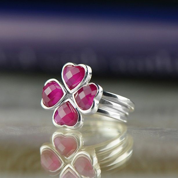 Temperament Lucky Clover S925 Bague En Corindon Rouge Incrustée D'argent