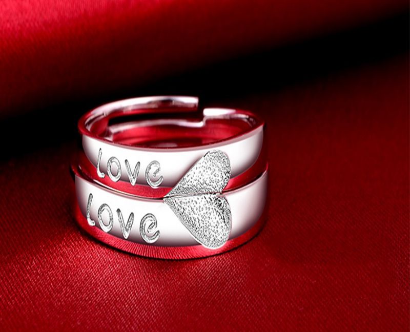 Une Bague De Couple D'amoureux En Argent Sterling À Conception Simple Originale De Coeur De Patchwork