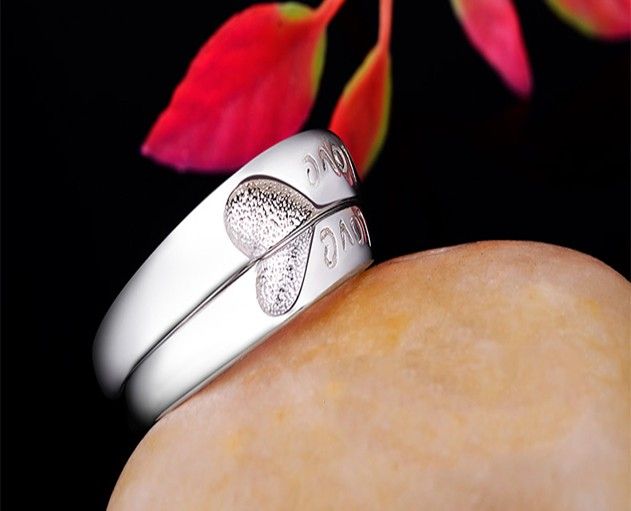 Une Bague De Couple D'amoureux En Argent Sterling À Conception Simple Originale De Coeur De Patchwork